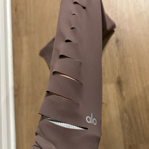 ALO Yoga High Waist Ripped Warrior Leggings in Mauve size small - Picture 8 of 8